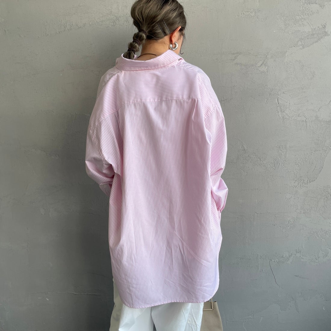 PAY DAY [ペイデイ] 別注 ランダムロゴ刺繍 ビッグシルエットシャツ [PD25-SH-IN5-JF] WHT/PNK &&モデル身長：150cm 着用サイズ：F&&