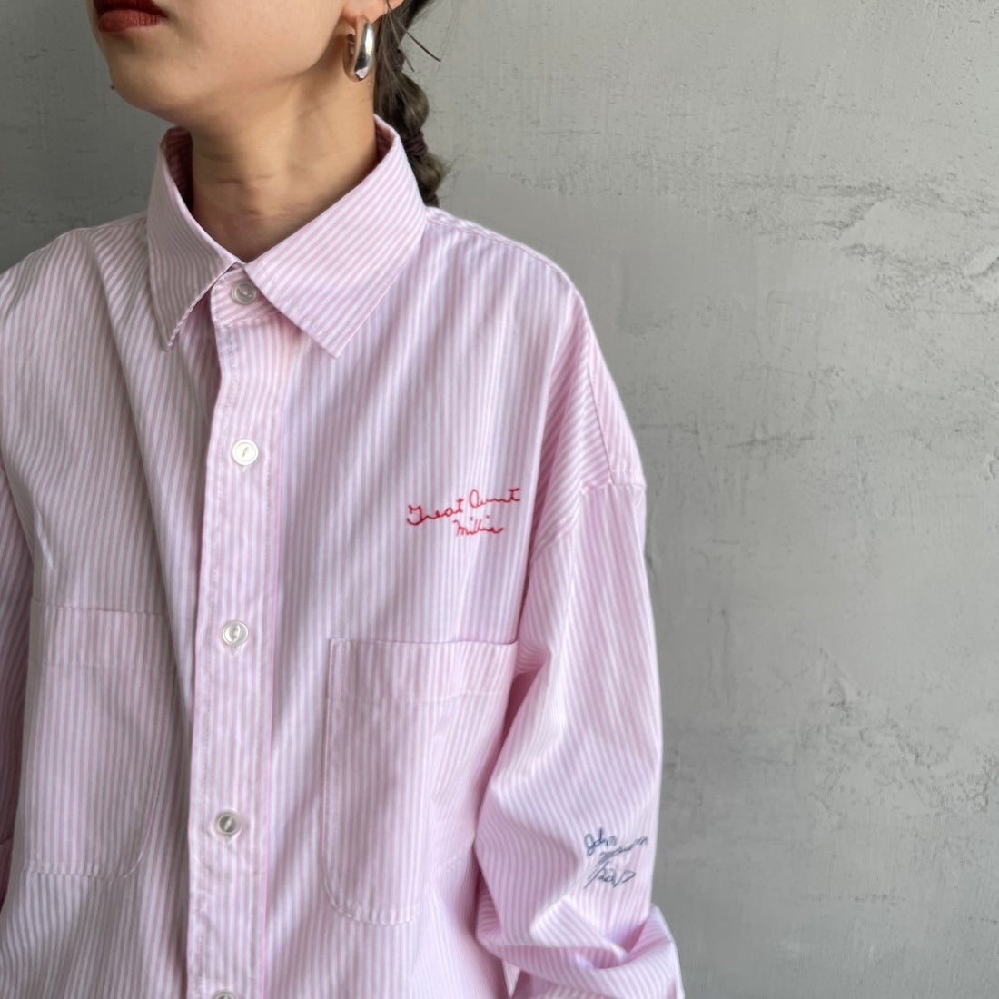 PAY DAY [ペイデイ] 別注 ランダムロゴ刺繍 ビッグシルエットシャツ [PD25-SH-IN5-JF] WHT/PNK &&モデル身長：150cm 着用サイズ：F&&