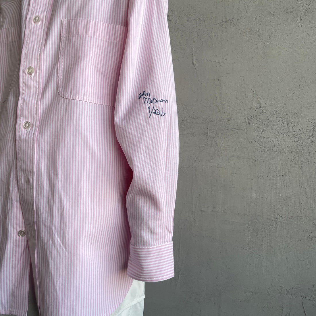 PAY DAY [ペイデイ] 別注 ランダムロゴ刺繍 ビッグシルエットシャツ [PD25-SH-IN5-JF] WHT/PNK &&モデル身長：150cm 着用サイズ：F&&