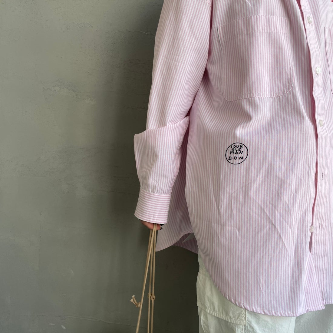 PAY DAY [ペイデイ] 別注 ランダムロゴ刺繍 ビッグシルエットシャツ [PD25-SH-IN5-JF] WHT/PNK &&モデル身長：150cm 着用サイズ：F&&