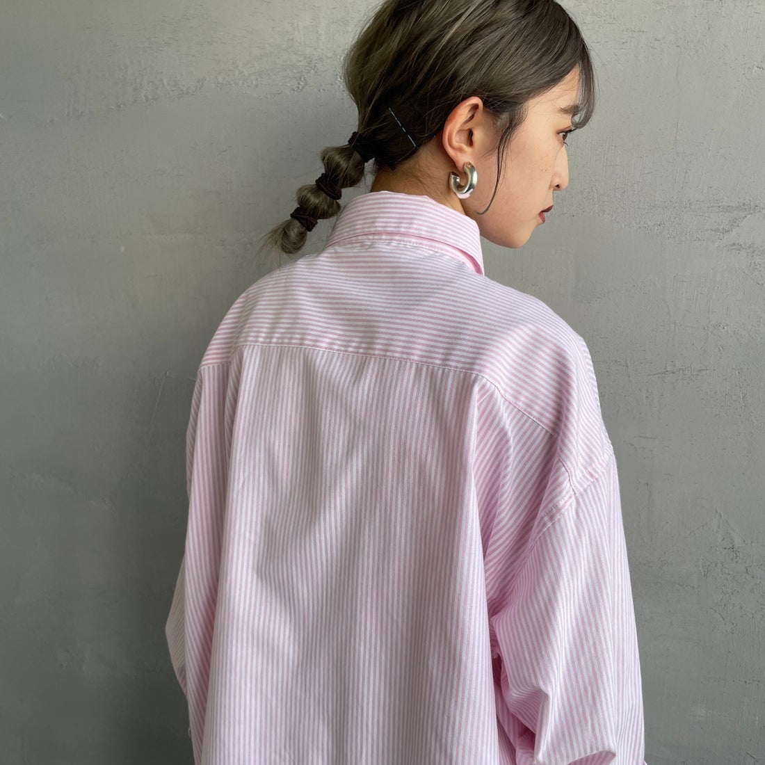 PAY DAY [ペイデイ] 別注 ランダムロゴ刺繍 ビッグシルエットシャツ [PD25-SH-IN5-JF] WHT/PNK &&モデル身長：150cm 着用サイズ：F&&