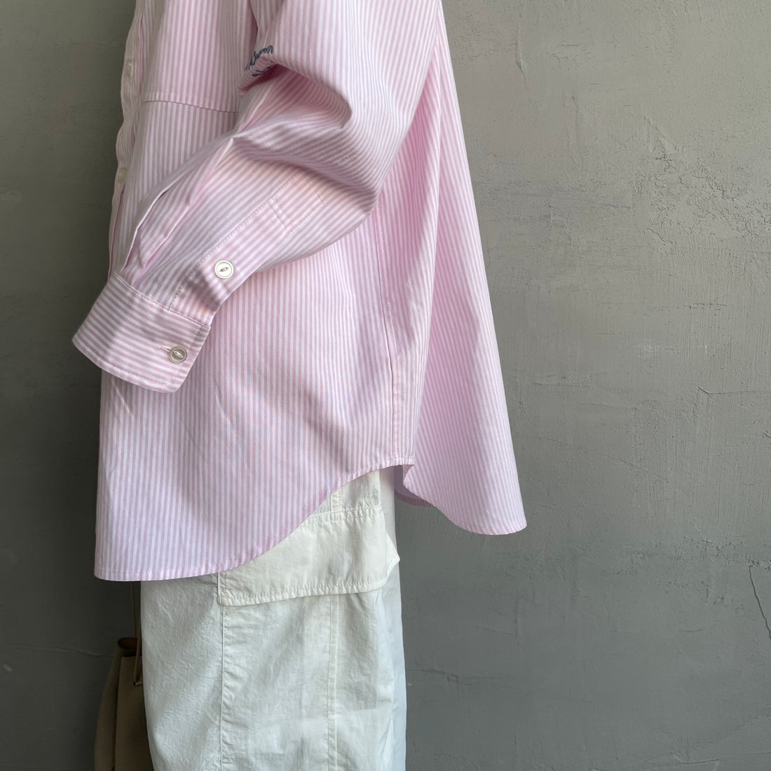 PAY DAY [ペイデイ] 別注 ランダムロゴ刺繍 ビッグシルエットシャツ [PD25-SH-IN5-JF] WHT/PNK &&モデル身長：150cm 着用サイズ：F&&