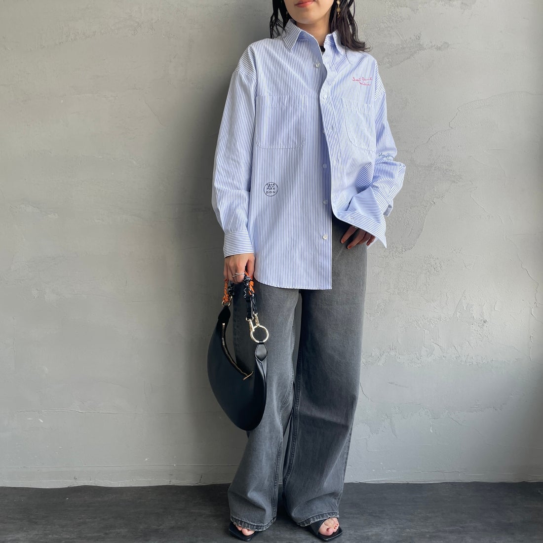 PAY DAY [ペイデイ] 別注 ランダムロゴ刺繍 ビッグシルエットシャツ [PD25-SH-IN5-JF] WHT/BLU &&モデル身長：160cm 着用サイズ：F&&