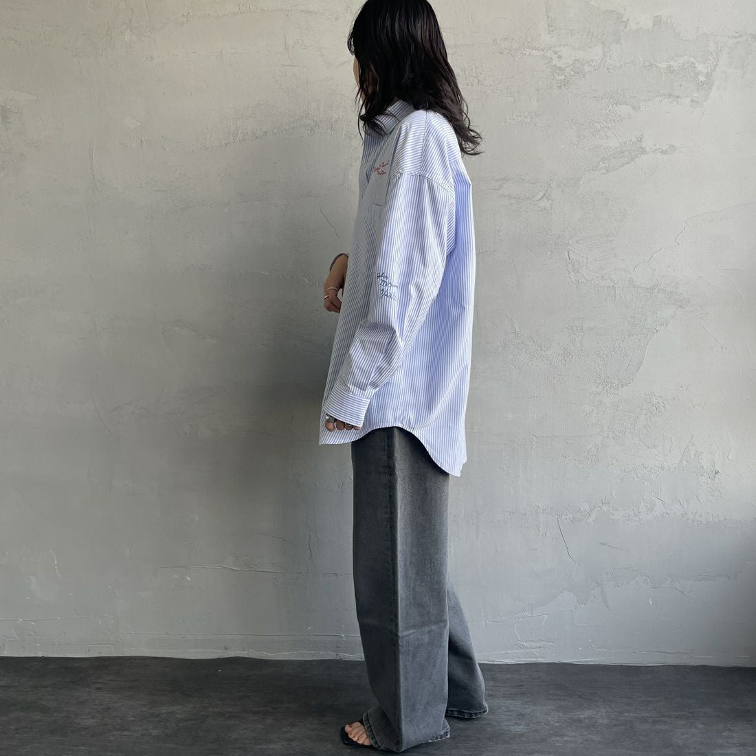 PAY DAY [ペイデイ] 別注 ランダムロゴ刺繍 ビッグシルエットシャツ [PD25-SH-IN5-JF] WHT/BLU &&モデル身長：160cm 着用サイズ：F&&