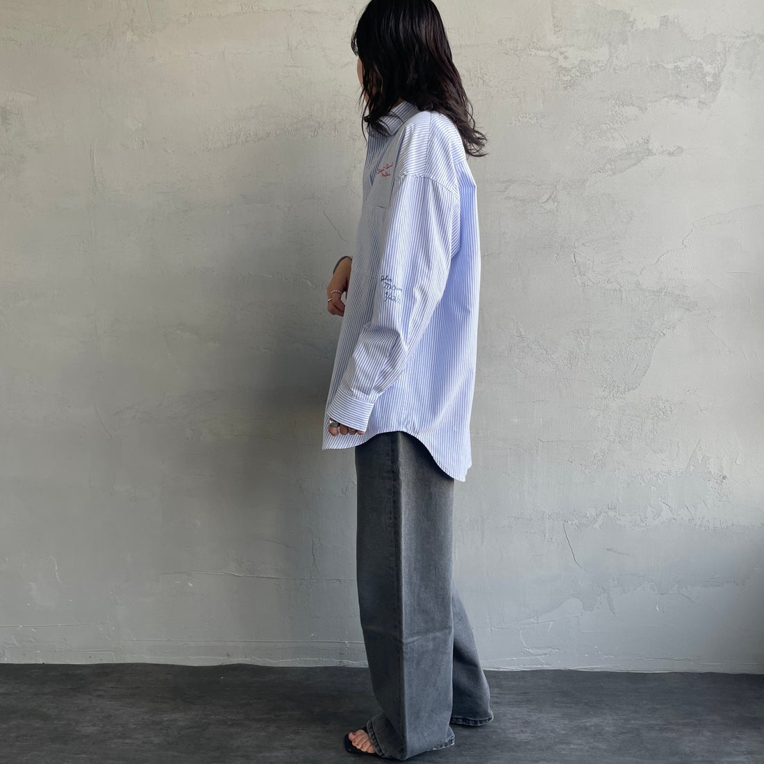 PAY DAY [ペイデイ] 別注 ランダムロゴ刺繍 ビッグシルエットシャツ [PD25-SH-IN5-JF] WHT/BLU &&モデル身長：160cm 着用サイズ：F&&