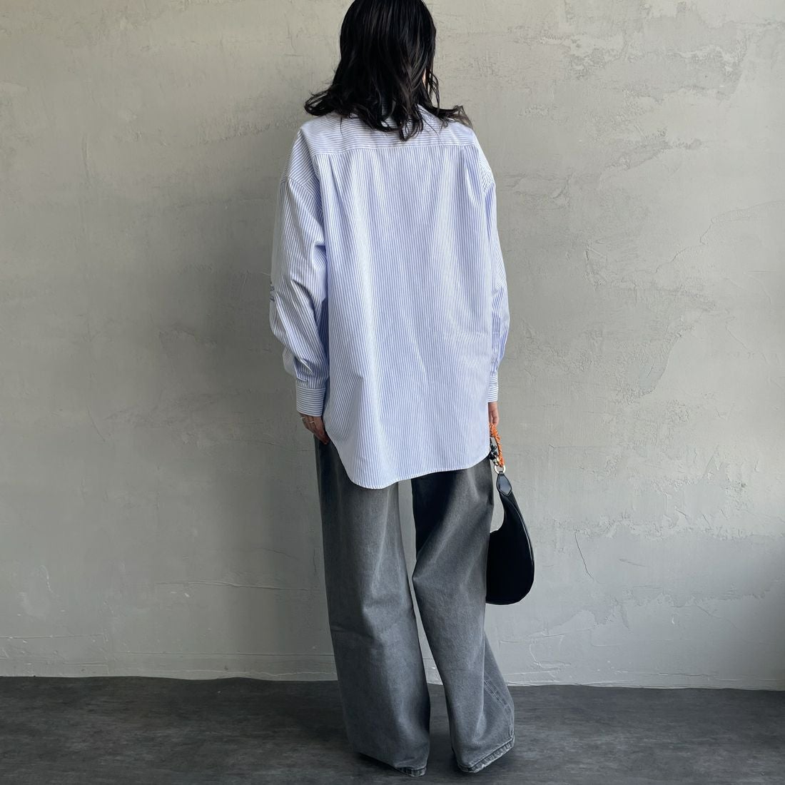 PAY DAY [ペイデイ] 別注 ランダムロゴ刺繍 ビッグシルエットシャツ [PD25-SH-IN5-JF] WHT/BLU &&モデル身長：160cm 着用サイズ：F&&