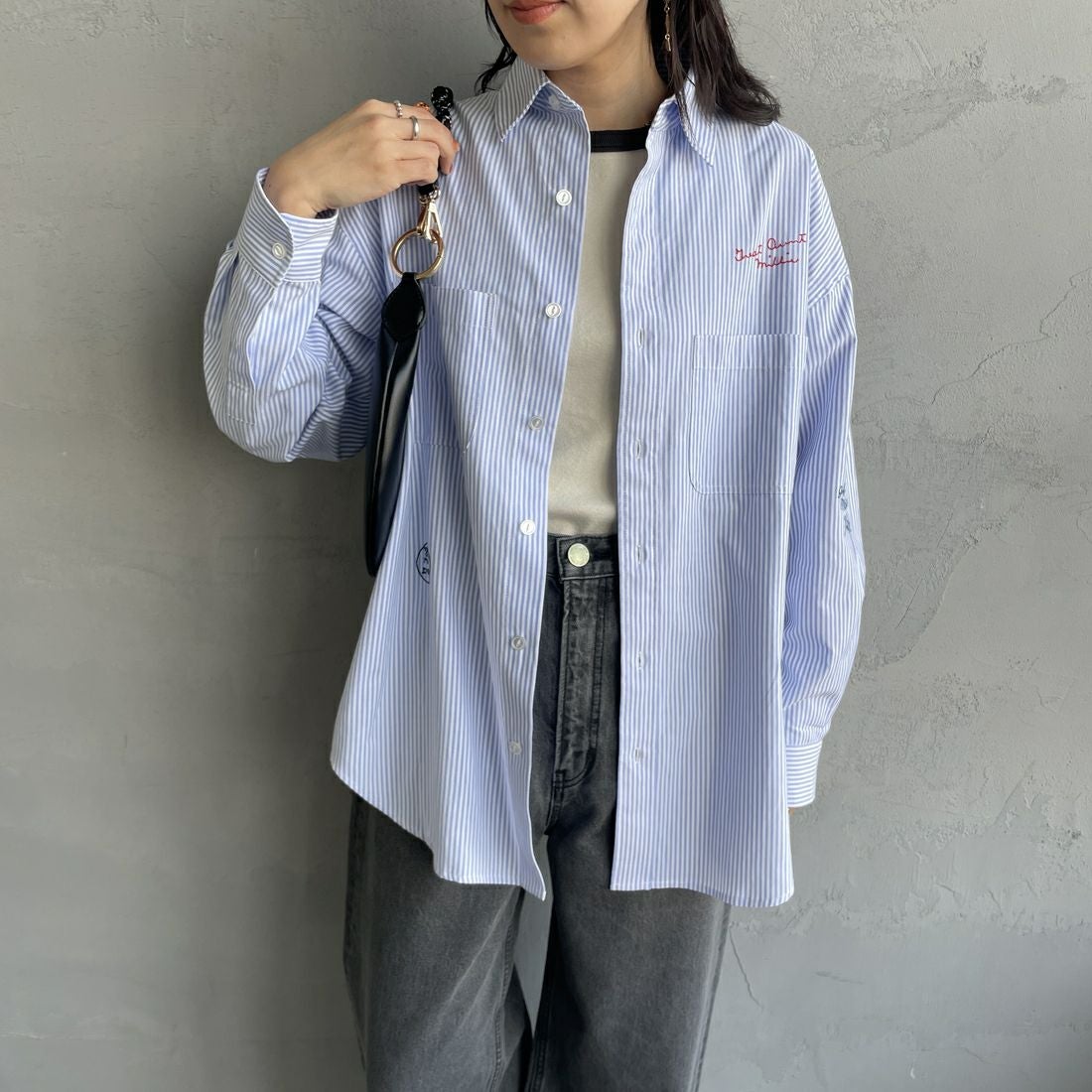 PAY DAY [ペイデイ] 別注 ランダムロゴ刺繍 ビッグシルエットシャツ [PD25-SH-IN5-JF] WHT/BLU &&モデル身長：160cm 着用サイズ：F&&