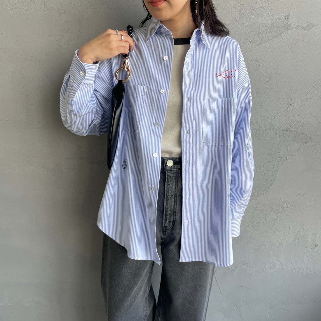 PAY DAY [ペイデイ] 別注 ランダムロゴ刺繍 ビッグシルエットシャツ [PD25-SH-IN5-JF] WHT/BLU &&モデル身長：160cm 着用サイズ：F&&