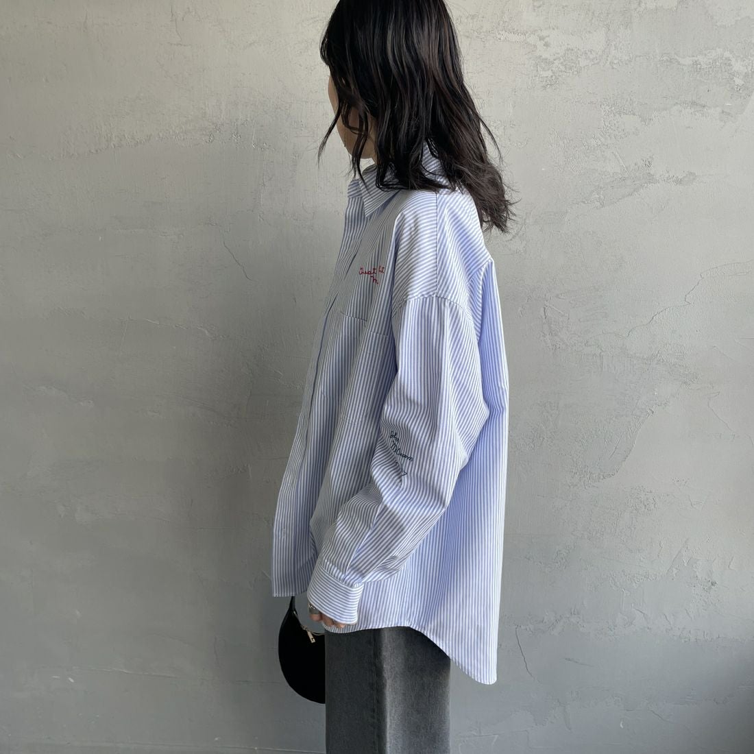 PAY DAY [ペイデイ] 別注 ランダムロゴ刺繍 ビッグシルエットシャツ [PD25-SH-IN5-JF] WHT/BLU &&モデル身長：160cm 着用サイズ：F&&