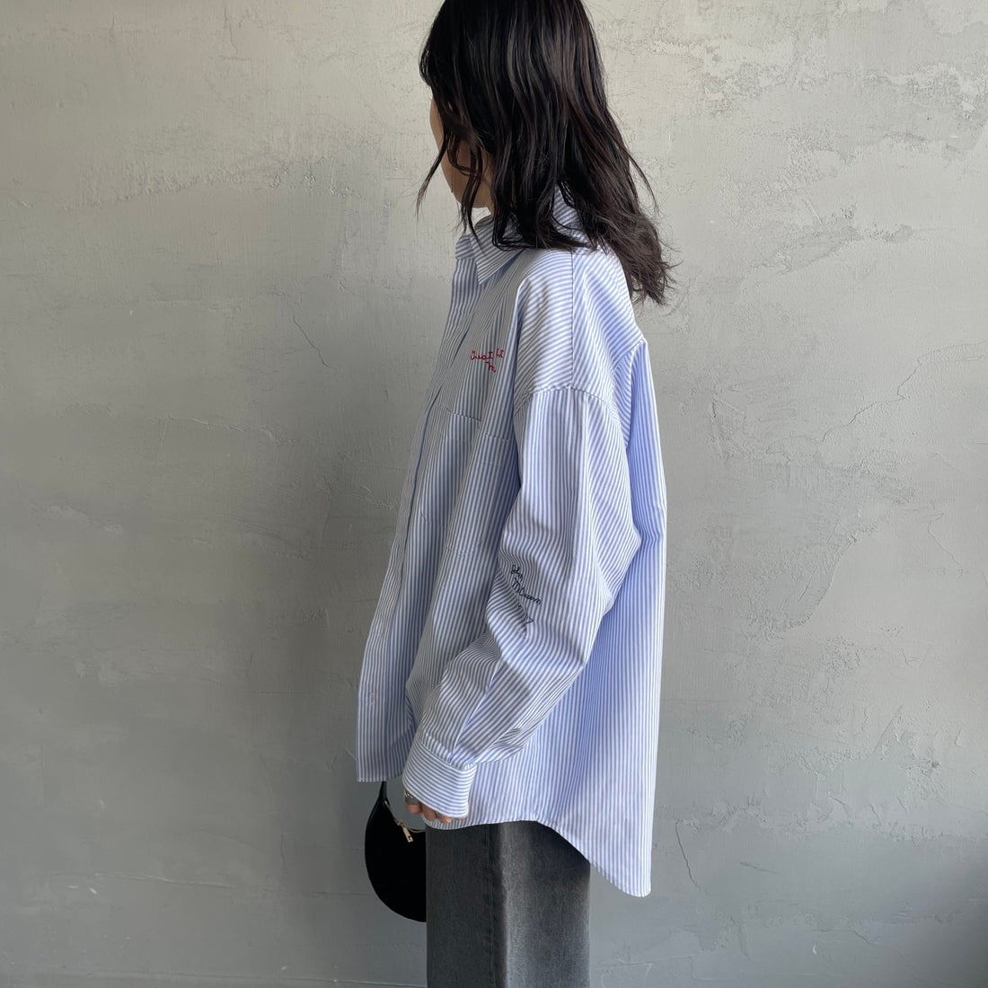 PAY DAY [ペイデイ] 別注 ランダムロゴ刺繍 ビッグシルエットシャツ [PD25-SH-IN5-JF] WHT/BLU &&モデル身長：160cm 着用サイズ：F&&