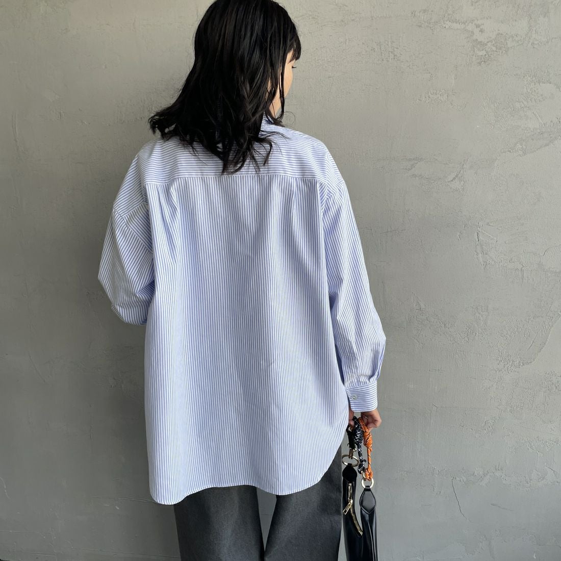 PAY DAY [ペイデイ] 別注 ランダムロゴ刺繍 ビッグシルエットシャツ [PD25-SH-IN5-JF] WHT/BLU &&モデル身長：160cm 着用サイズ：F&&