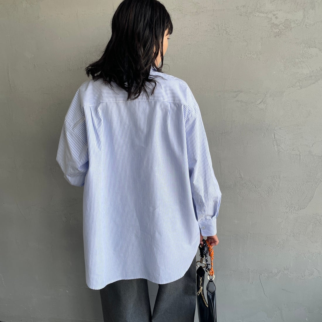 PAY DAY [ペイデイ] 別注 ランダムロゴ刺繍 ビッグシルエットシャツ [PD25-SH-IN5-JF] WHT/BLU &&モデル身長：160cm 着用サイズ：F&&