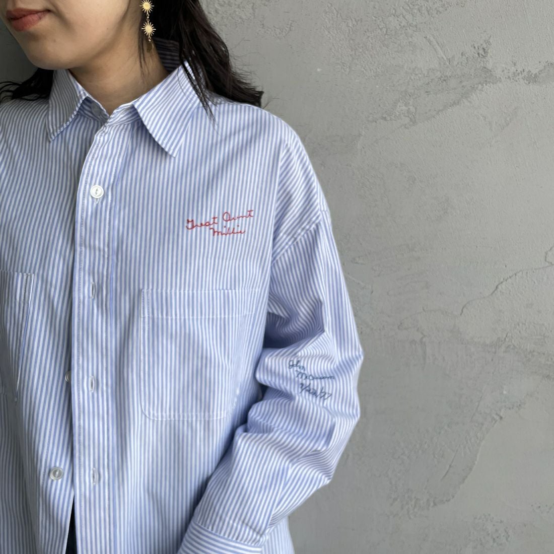 PAY DAY [ペイデイ] 別注 ランダムロゴ刺繍 ビッグシルエットシャツ [PD25-SH-IN5-JF] WHT/BLU &&モデル身長：160cm 着用サイズ：F&&