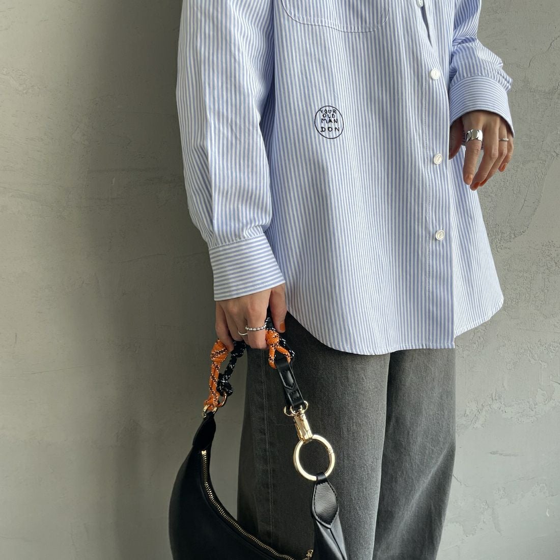 PAY DAY [ペイデイ] 別注 ランダムロゴ刺繍 ビッグシルエットシャツ [PD25-SH-IN5-JF] WHT/BLU &&モデル身長：160cm 着用サイズ：F&&