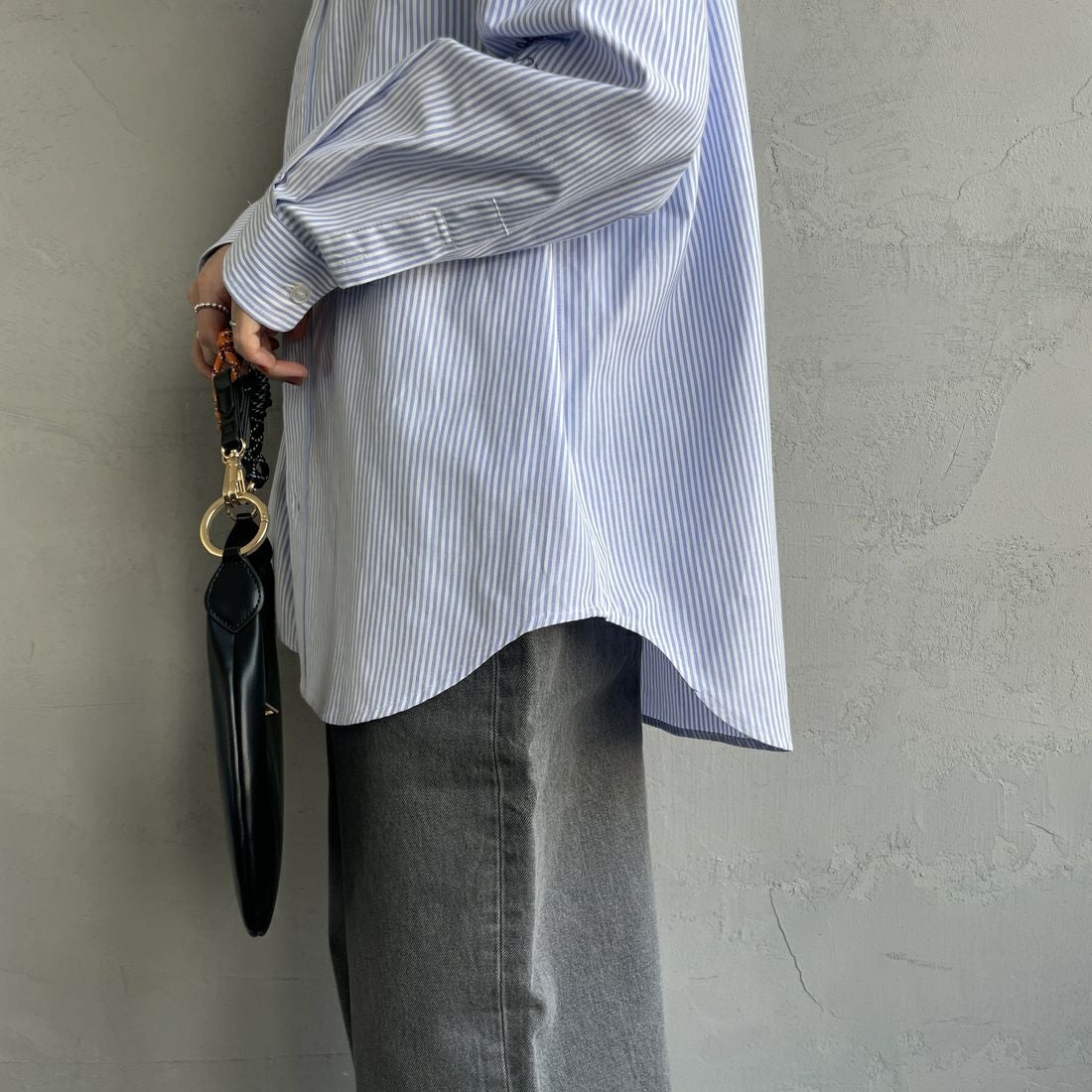 PAY DAY [ペイデイ] 別注 ランダムロゴ刺繍 ビッグシルエットシャツ [PD25-SH-IN5-JF] WHT/BLU &&モデル身長：160cm 着用サイズ：F&&