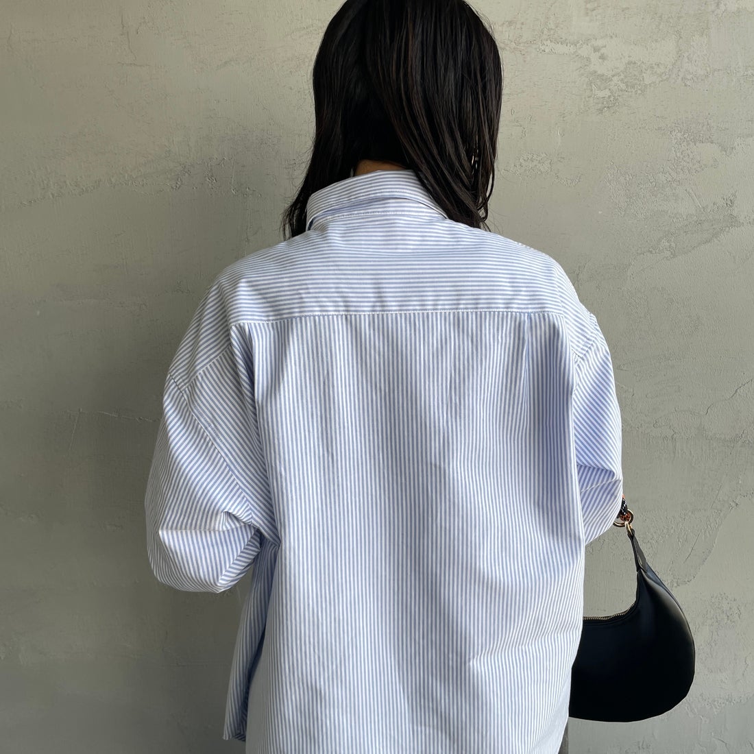 PAY DAY [ペイデイ] 別注 ランダムロゴ刺繍 ビッグシルエットシャツ [PD25-SH-IN5-JF] WHT/BLU &&モデル身長：160cm 着用サイズ：F&&