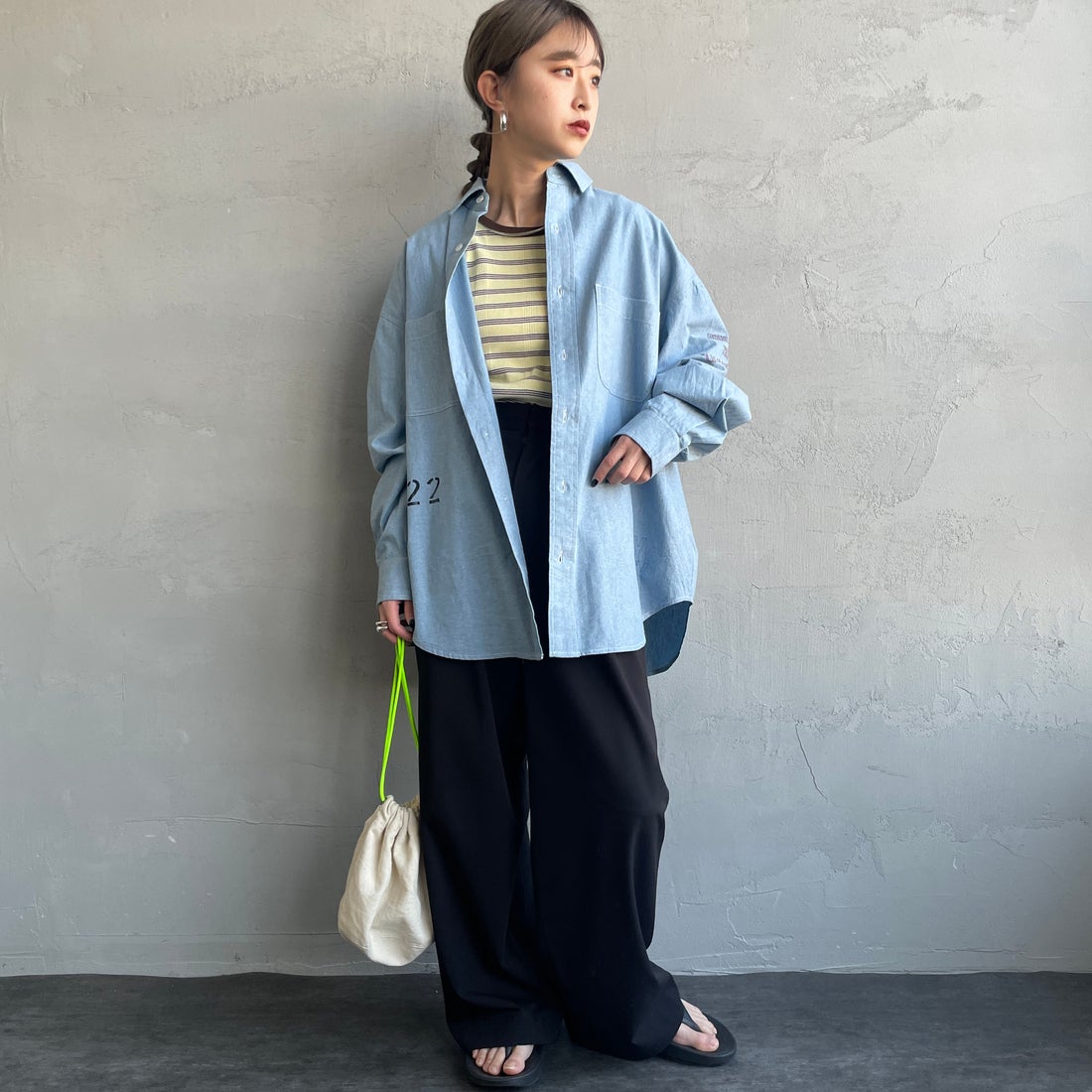 PAY DAY [ペイデイ] 別注 ランダムロゴ刺繍 ビッグシルエットシャツ [PD25-SH-IN5-JF] BLUE &&モデル身長：150cm 着用サイズ：F&&