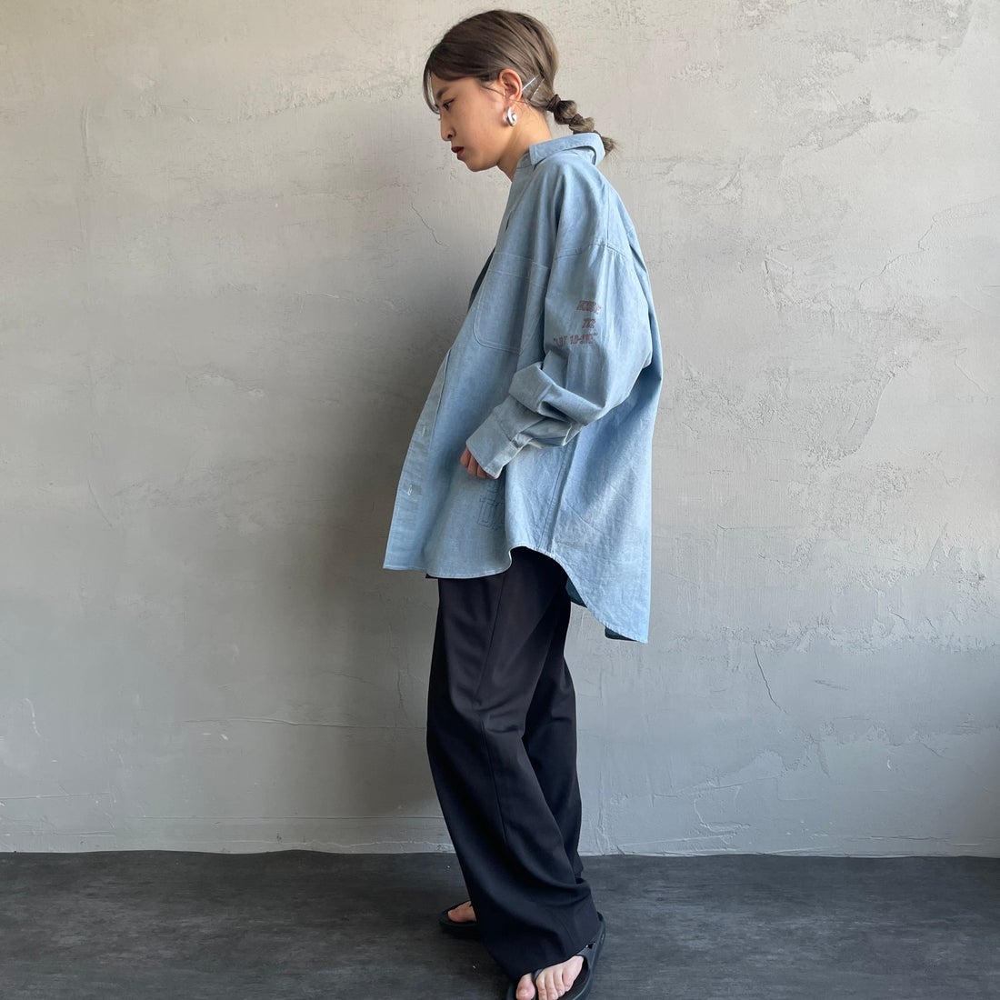 PAY DAY [ペイデイ] 別注 ランダムロゴ刺繍 ビッグシルエットシャツ [PD25-SH-IN5-JF] BLUE &&モデル身長：150cm 着用サイズ：F&&