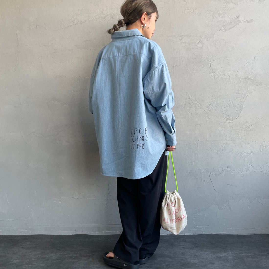 PAY DAY [ペイデイ] 別注 ランダムロゴ刺繍 ビッグシルエットシャツ [PD25-SH-IN5-JF] BLUE &&モデル身長：150cm 着用サイズ：F&&