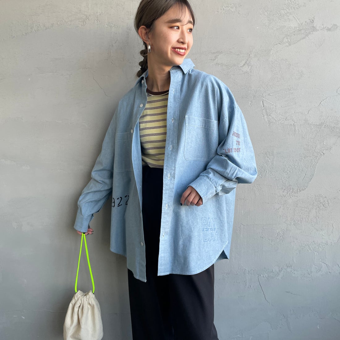 PAY DAY [ペイデイ] 別注 ランダムロゴ刺繍 ビッグシルエットシャツ [PD25-SH-IN5-JF] BLUE &&モデル身長：150cm 着用サイズ：F&&