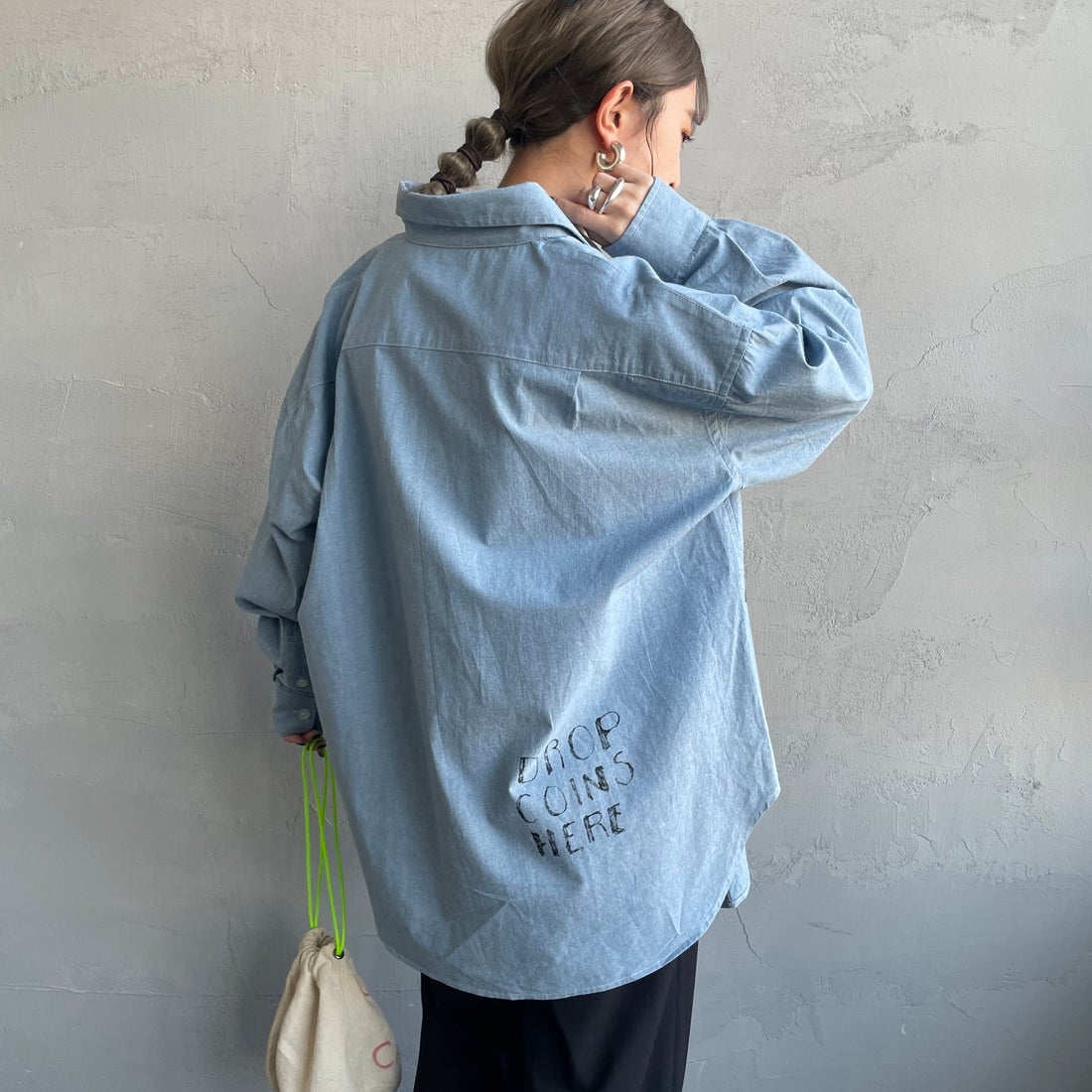 PAY DAY [ペイデイ] 別注 ランダムロゴ刺繍 ビッグシルエットシャツ [PD25-SH-IN5-JF] BLUE &&モデル身長：150cm 着用サイズ：F&&