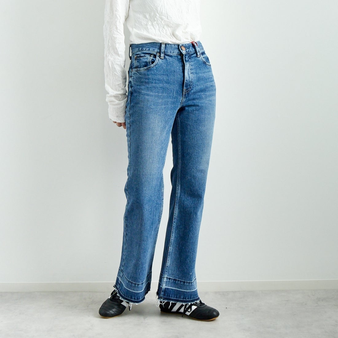 RED CARD TOKYO [レッドカード トーキョー] ピースフレアデニム [12W10401SMD] A-STN MID &&モデル身長：167cm 着用サイズ：24&&