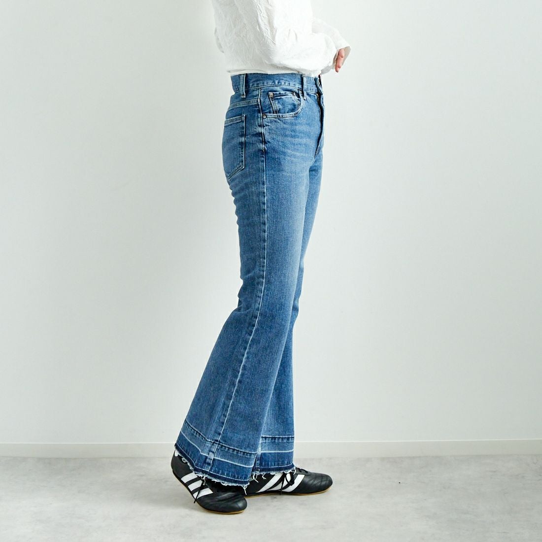 RED CARD TOKYO [レッドカード トーキョー] ピースフレアデニム [12W10401SMD] A-STN MID &&モデル身長：167cm 着用サイズ：24&&