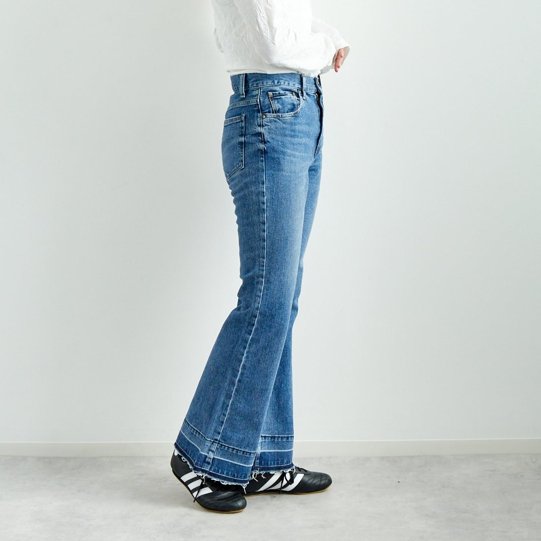 RED CARD TOKYO [レッドカード トーキョー] ピースフレアデニム [12W10401SMD] A-STN MID &&モデル身長：167cm 着用サイズ：24&&