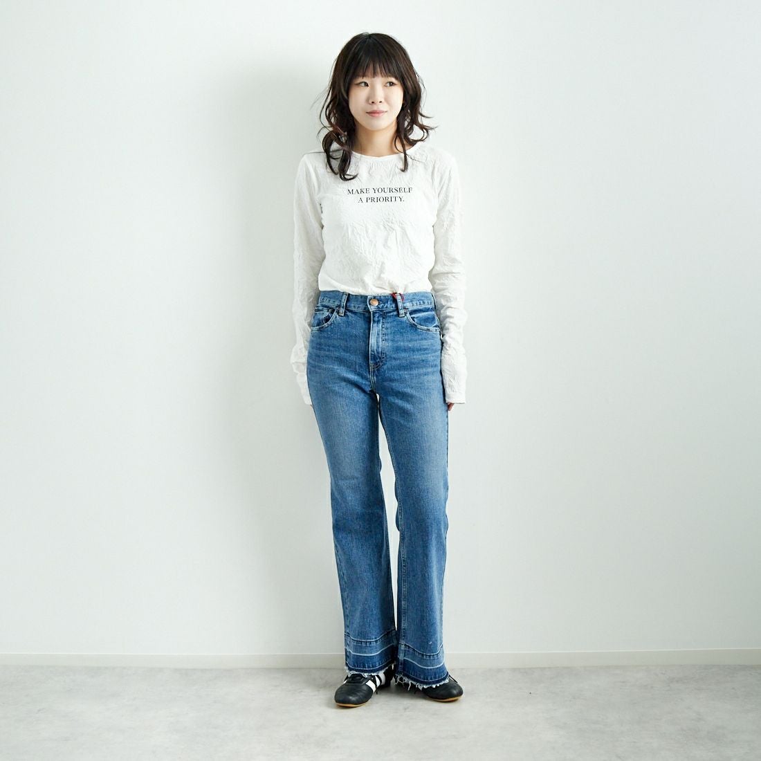 RED CARD TOKYO [レッドカード トーキョー] ピースフレアデニム [12W10401SMD] A-STN MID &&モデル身長：167cm 着用サイズ：24&&