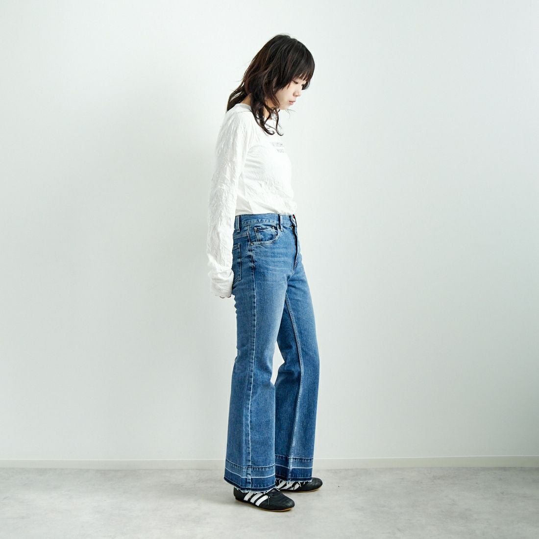 RED CARD TOKYO [レッドカード トーキョー] ピースフレアデニム [12W10401SMD] A-STN MID &&モデル身長：167cm 着用サイズ：24&&