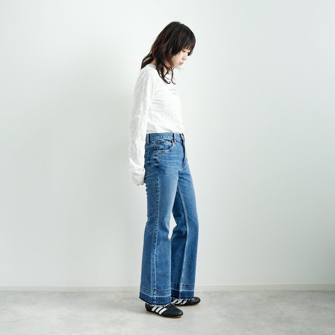 RED CARD TOKYO [レッドカード トーキョー] ピースフレアデニム [12W10401SMD] A-STN MID &&モデル身長：167cm 着用サイズ：24&&