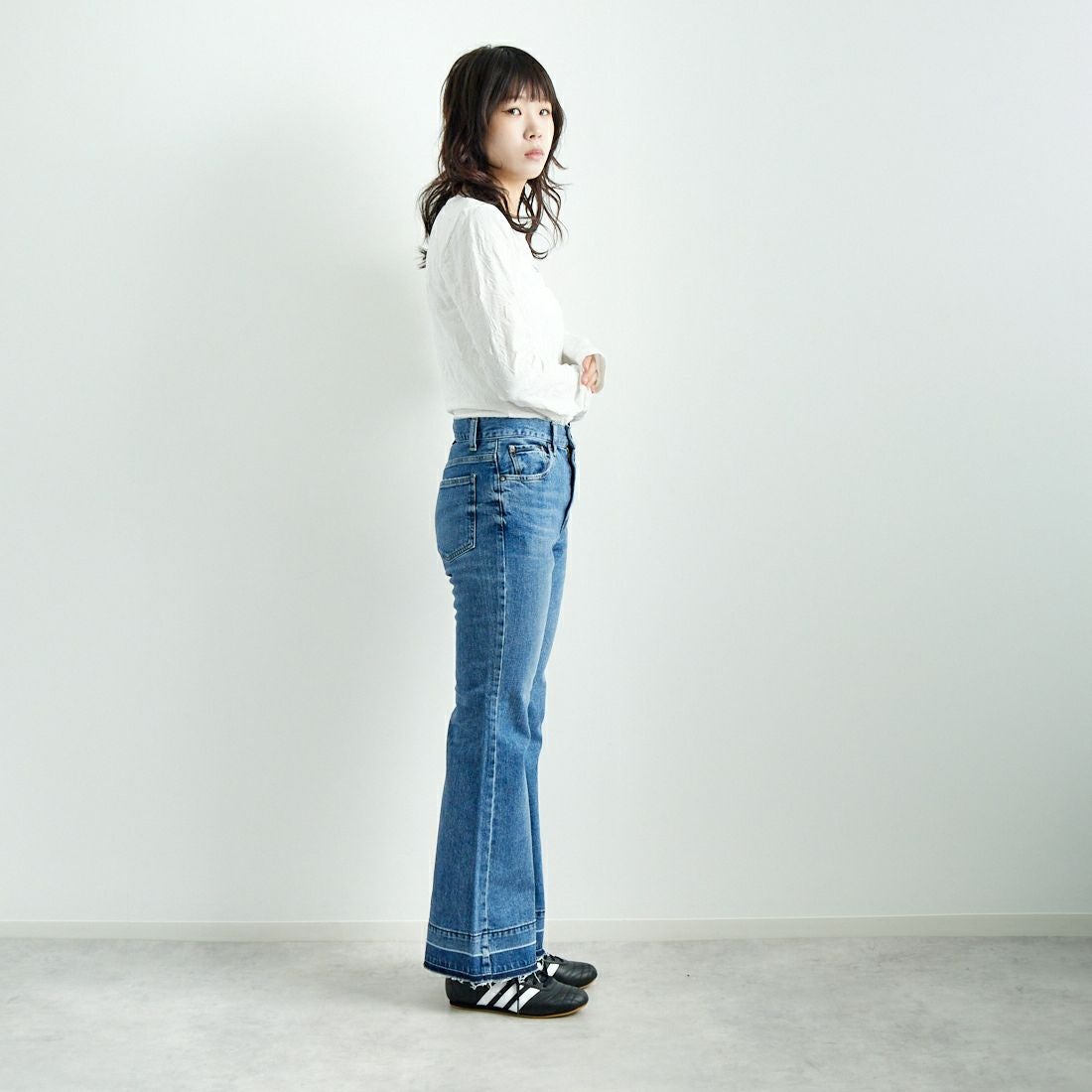 RED CARD TOKYO [レッドカード トーキョー] ピースフレアデニム [12W10401SMD] A-STN MID &&モデル身長：167cm 着用サイズ：24&&