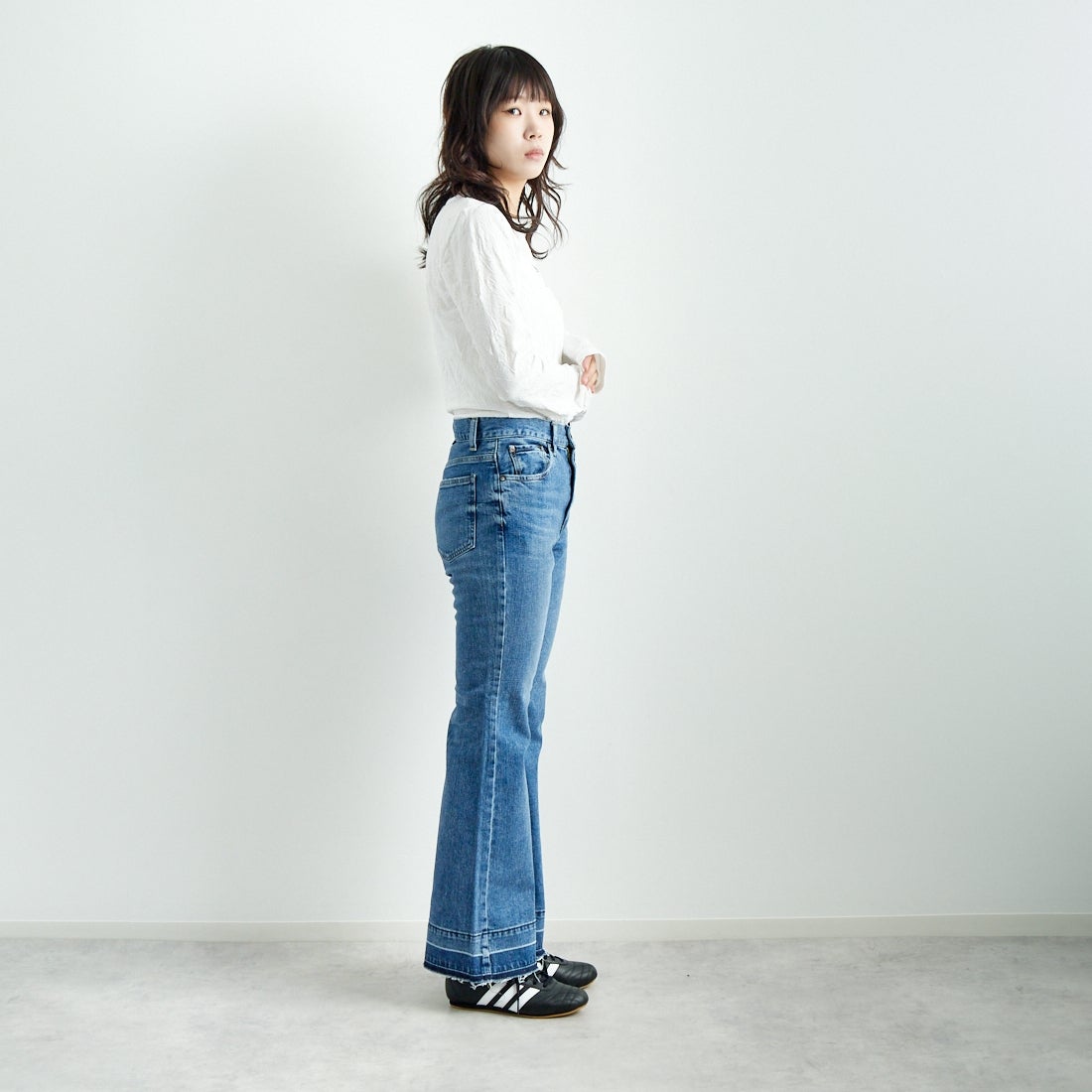 RED CARD TOKYO [レッドカード トーキョー] ピースフレアデニム [12W10401SMD] A-STN MID &&モデル身長：167cm 着用サイズ：24&&