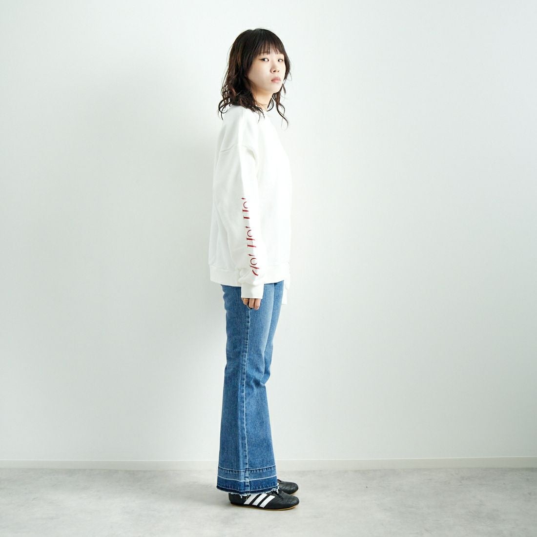 RED CARD TOKYO [レッドカード トーキョー] ピースフレアデニム [12W10401SMD] A-STN MID &&モデル身長：167cm 着用サイズ：24&&