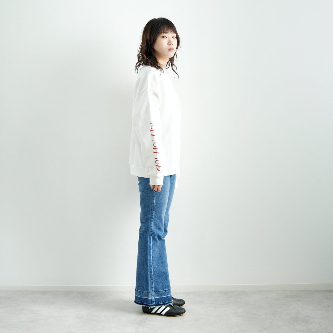 RED CARD TOKYO [レッドカード トーキョー] ピースフレアデニム [12W10401SMD] A-STN MID &&モデル身長：167cm 着用サイズ：24&&