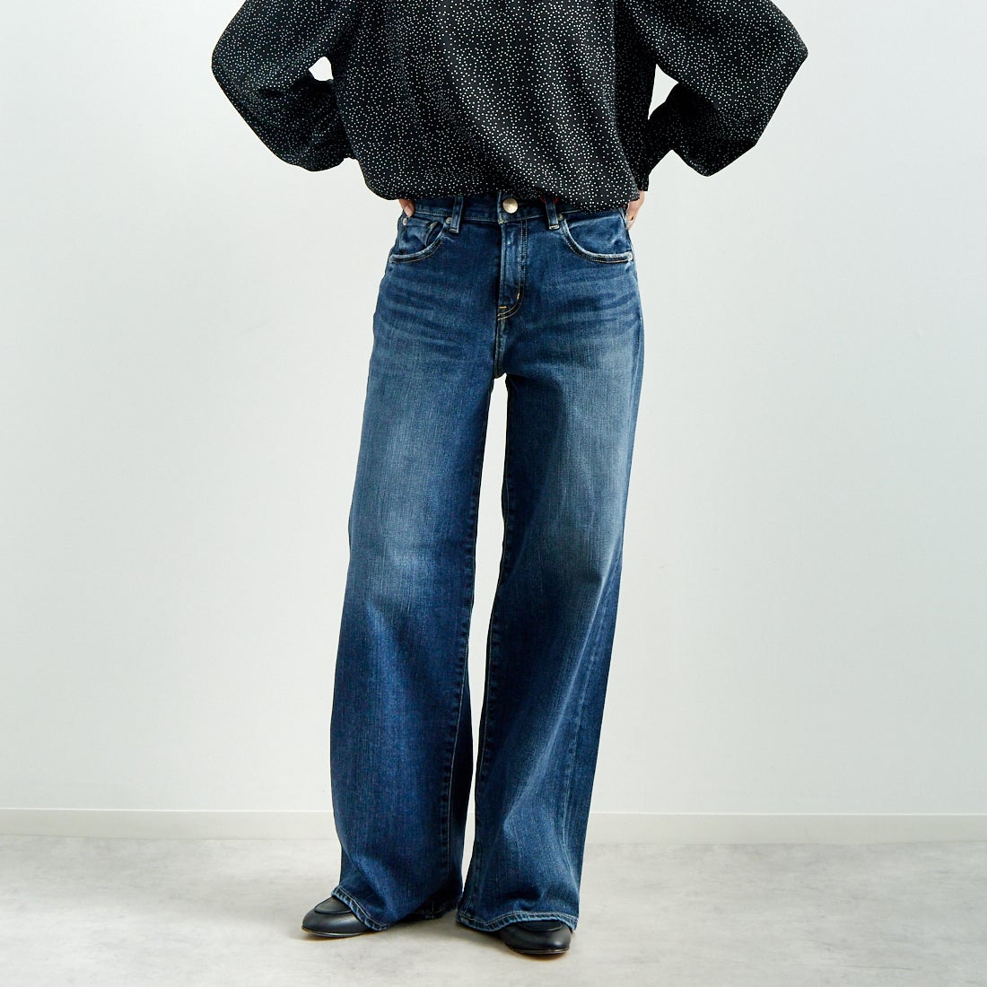 RED CARD TOKYO [レッドカード トーキョー] 35th Anniversary ワイドデニムパンツ [26W10101SDK] A-STN DARK &&モデル身長：160cm 着用サイズ：24&&