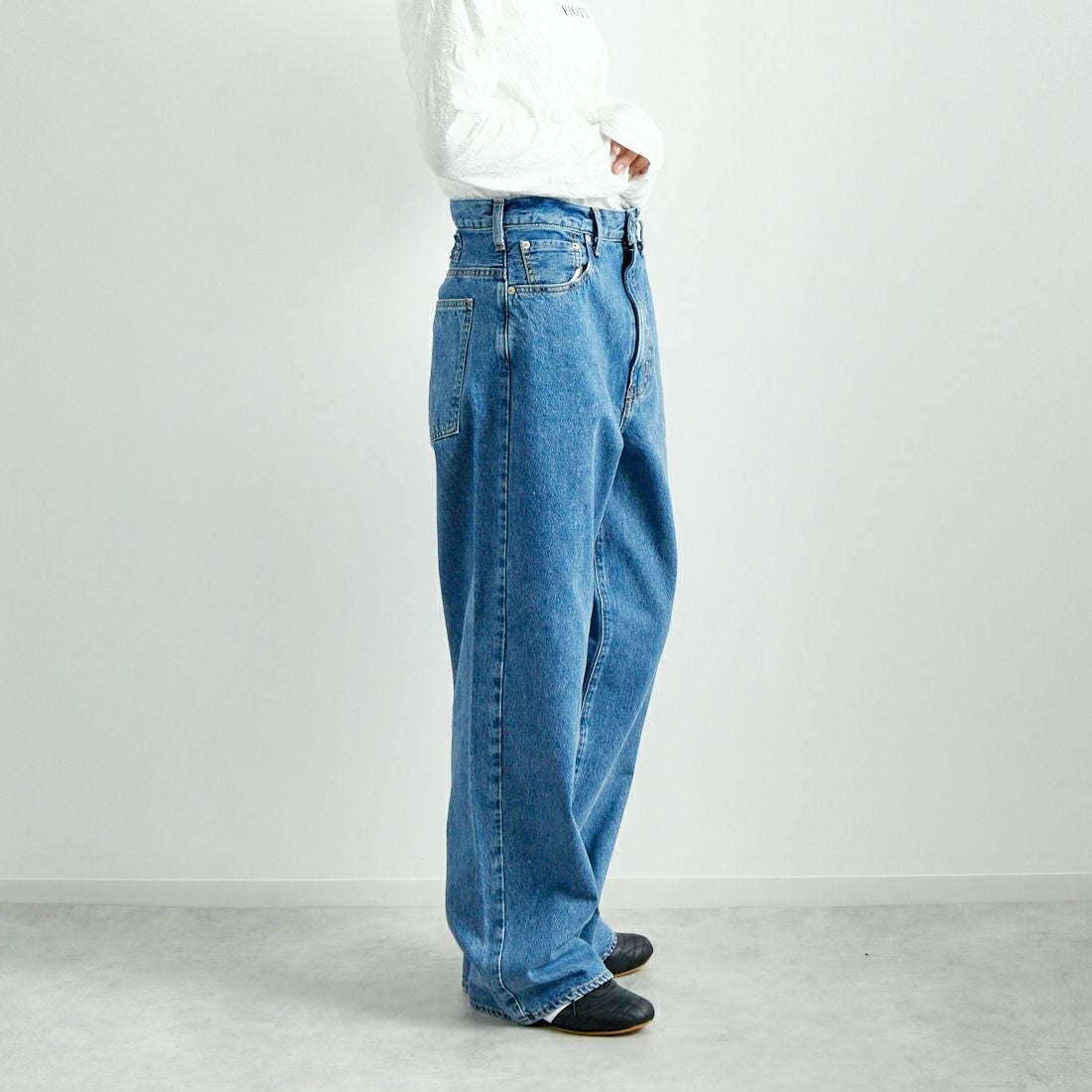 NEEDBY heritage [ニードバイヘリテージ] KOH ワイドテーパードデニム [N1CW01237SMB] S-MD BLUE &&モデル身長：167cm 着用サイズ：26&&