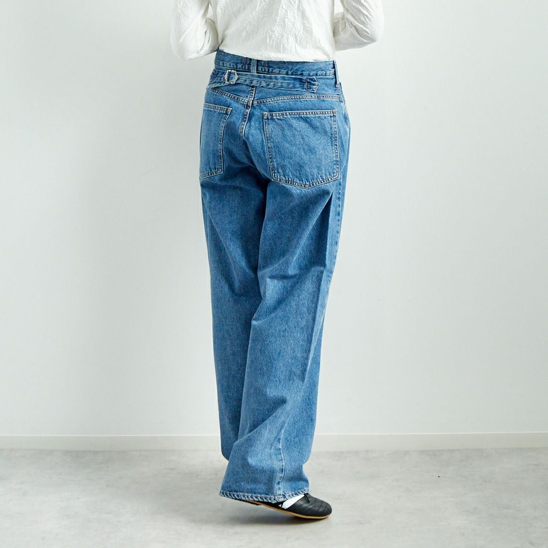 NEEDBY heritage [ニードバイヘリテージ] KOH ワイドテーパードデニム [N1CW01237SMB] S-MD BLUE &&モデル身長：167cm 着用サイズ：26&&