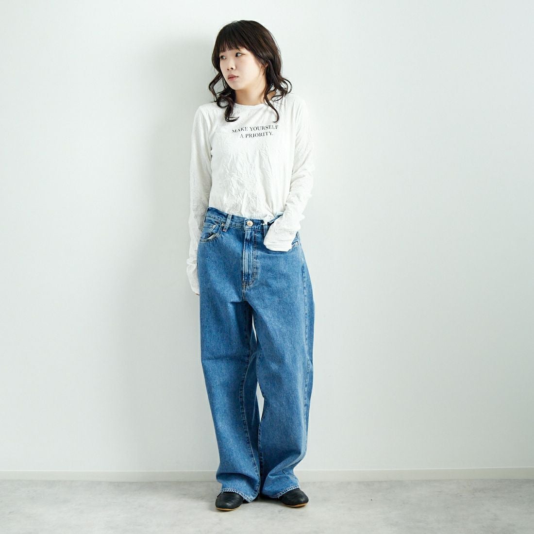 NEEDBY heritage [ニードバイヘリテージ] KOH ワイドテーパードデニム [N1CW01237SMB] S-MD BLUE &&モデル身長：167cm 着用サイズ：26&&