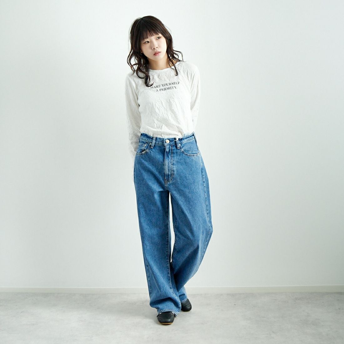 NEEDBY heritage [ニードバイヘリテージ] KOH ワイドテーパードデニム [N1CW01237SMB] S-MD BLUE &&モデル身長：167cm 着用サイズ：26&&