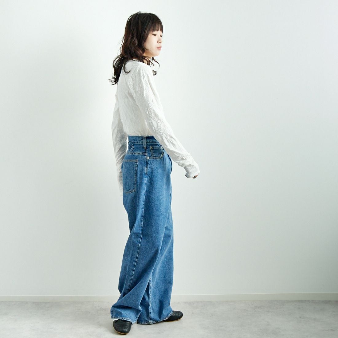 NEEDBY heritage [ニードバイヘリテージ] KOH ワイドテーパードデニム [N1CW01237SMB] S-MD BLUE &&モデル身長：167cm 着用サイズ：26&&