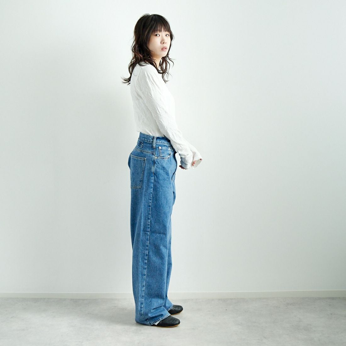 NEEDBY heritage [ニードバイヘリテージ] KOH ワイドテーパードデニム [N1CW01237SMB] S-MD BLUE &&モデル身長：167cm 着用サイズ：26&&