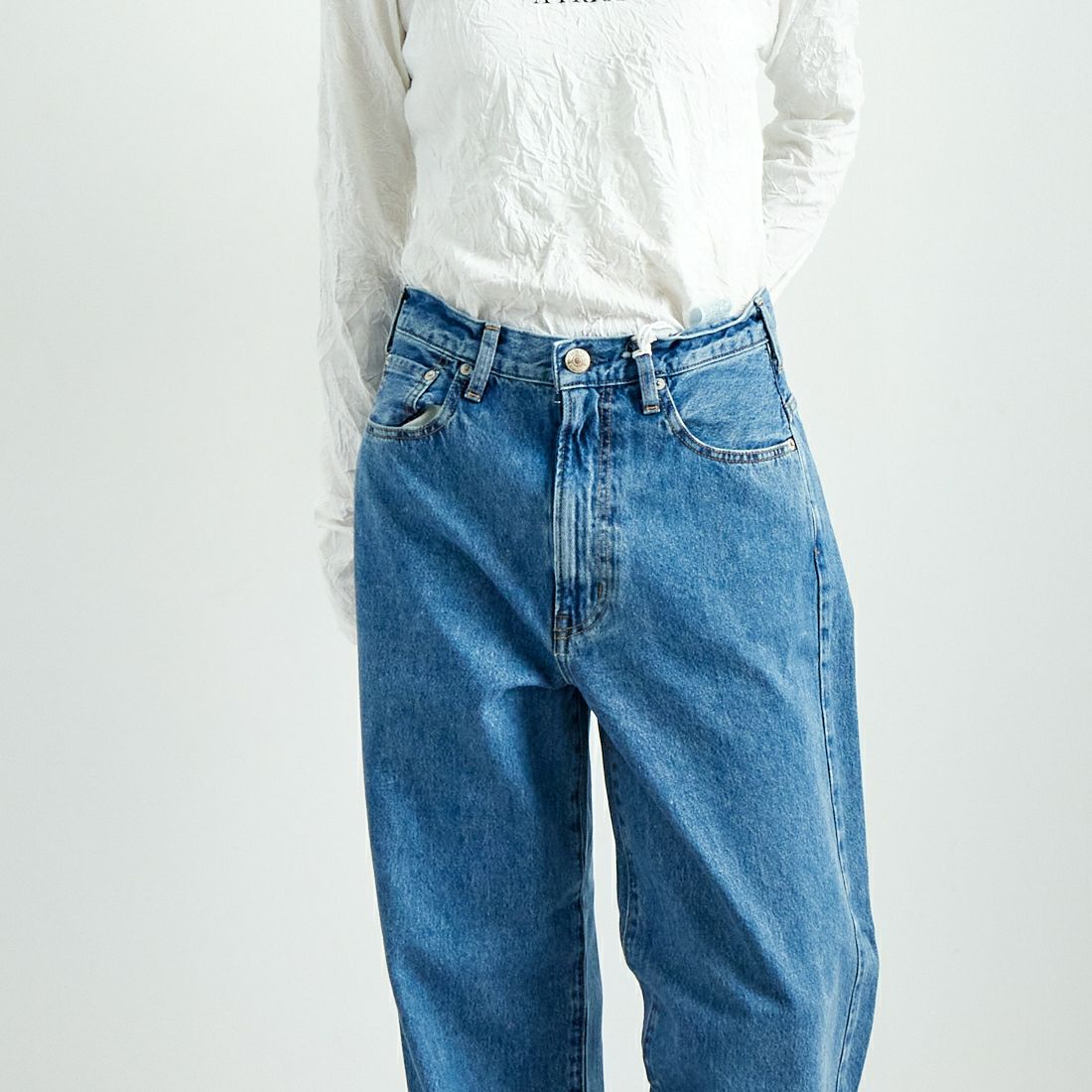 NEEDBY heritage [ニードバイヘリテージ] KOH ワイドテーパードデニム [N1CW01237SMB] S-MD BLUE &&モデル身長：167cm 着用サイズ：26&&