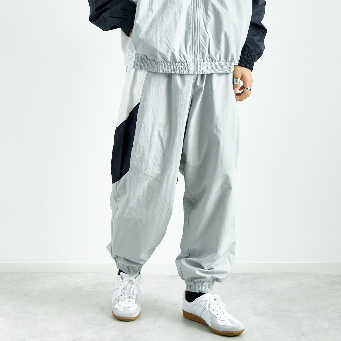 NIKE [ナイキ] クラブ ウーブントラックパンツ [HQ6115] 077 LT SMO &&モデル身長：179cm 着用サイズ：L&&