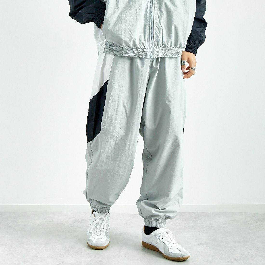 NIKE [ナイキ] クラブ ウーブントラックパンツ [HQ6115] 077 LT SMO &&モデル身長：179cm 着用サイズ：L&&