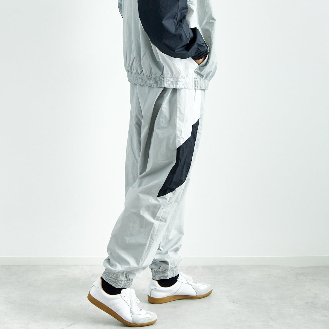 NIKE [ナイキ] クラブ ウーブントラックパンツ [HQ6115] 077 LT SMO &&モデル身長：179cm 着用サイズ：L&&