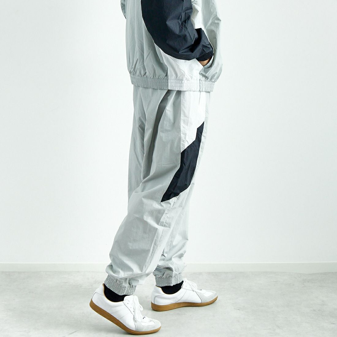 NIKE [ナイキ] クラブ ウーブントラックパンツ [HQ6115] 077 LT SMO &&モデル身長：179cm 着用サイズ：L&&