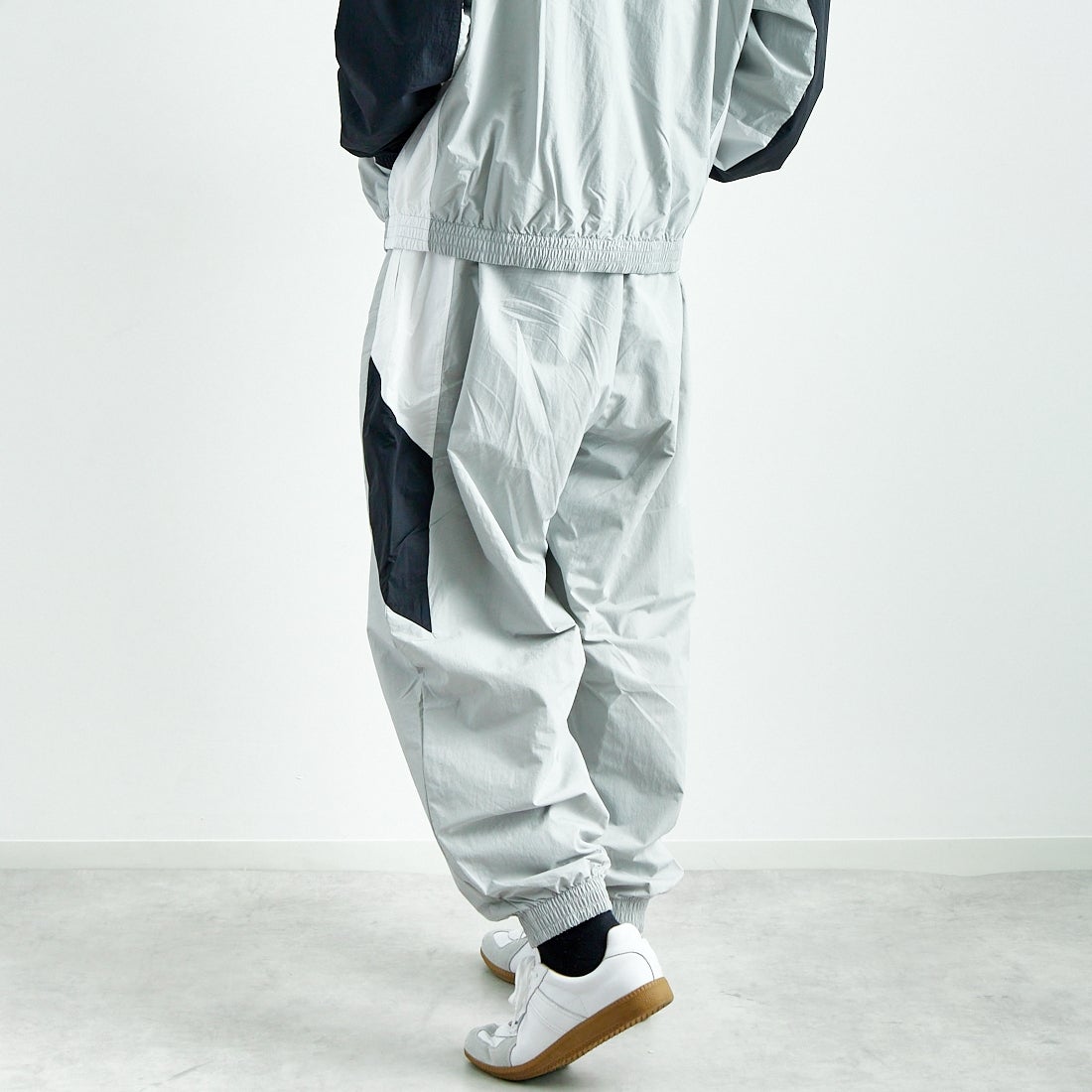 NIKE [ナイキ] クラブ ウーブントラックパンツ [HQ6115] 077 LT SMO &&モデル身長：179cm 着用サイズ：L&&