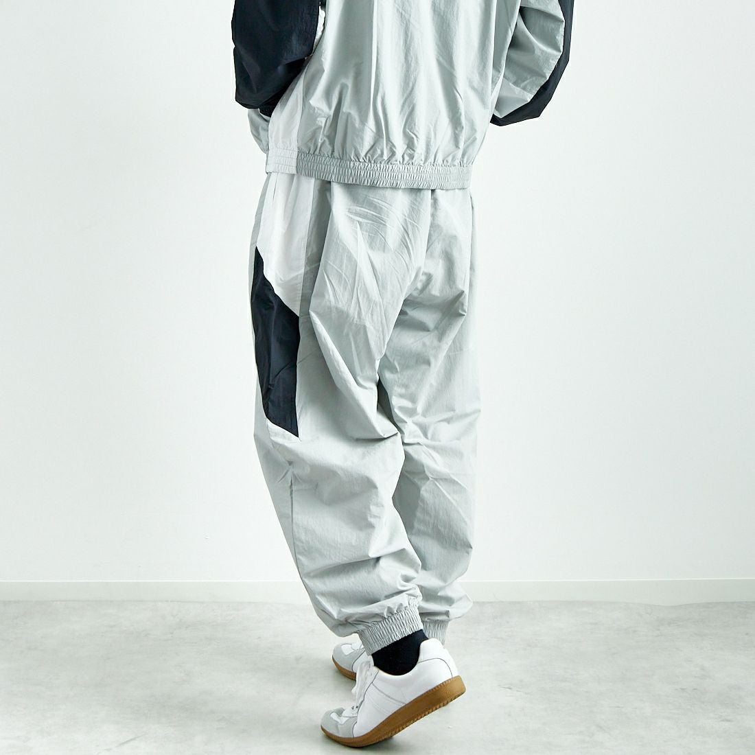 NIKE [ナイキ] クラブ ウーブントラックパンツ [HQ6115] 077 LT SMO &&モデル身長：179cm 着用サイズ：L&&