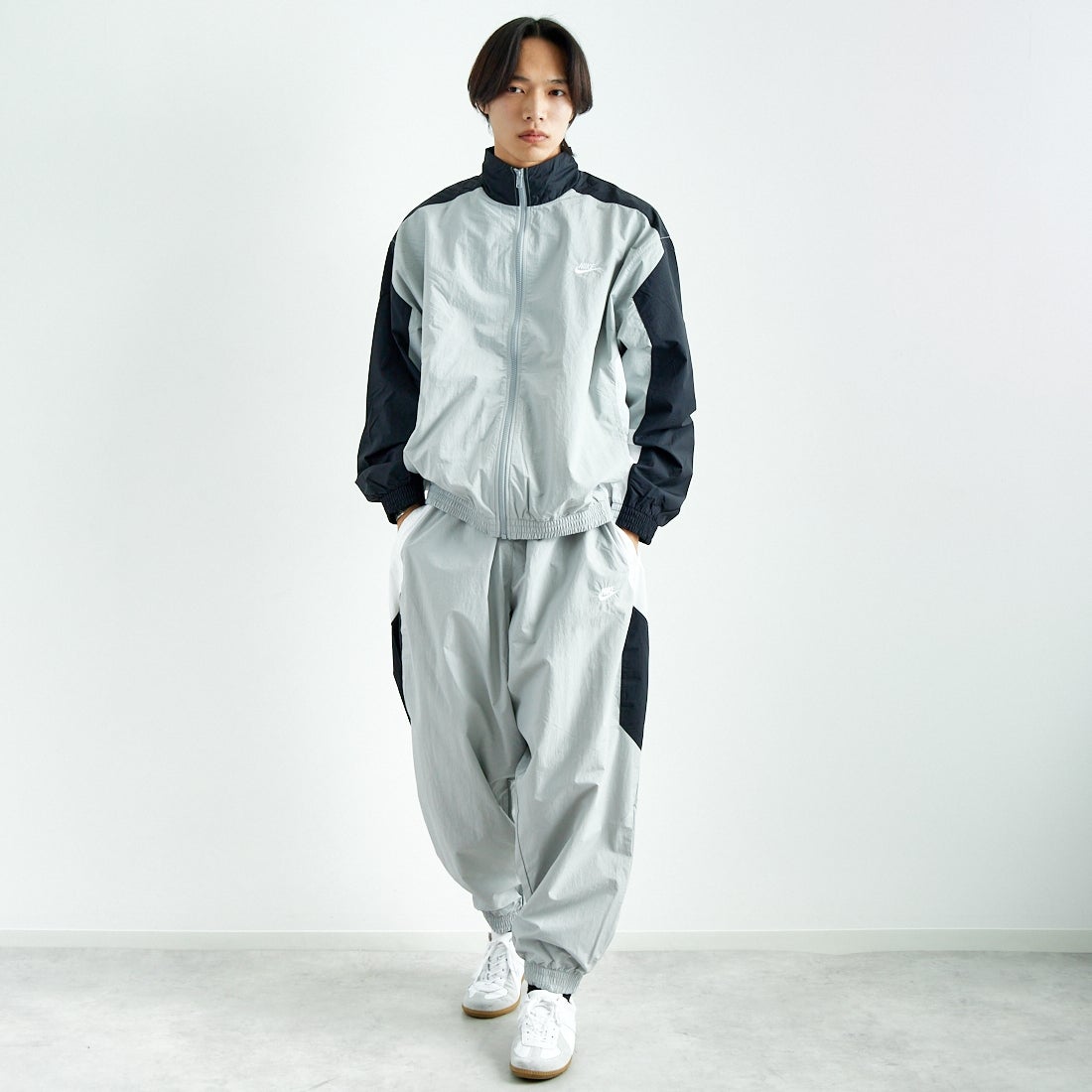 NIKE [ナイキ] クラブ ウーブントラックパンツ [HQ6115] 077 LT SMO &&モデル身長：179cm 着用サイズ：L&&